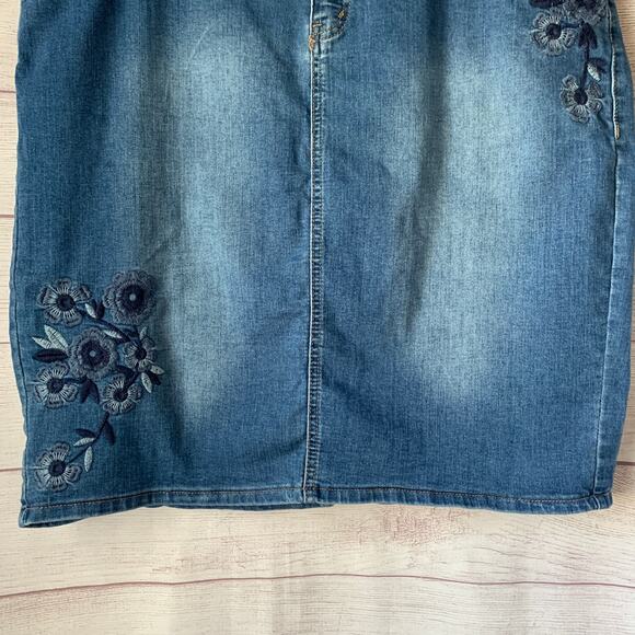 Westport 1962 Denim Jean Skirt with Embroidered Flowers Size 16 - Picture 3 of 13